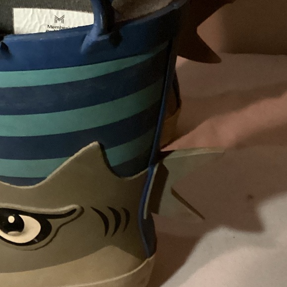 Adorable size 7/8 Member’s Mark shark rain boots. Used condition. - Picture 5 of 6